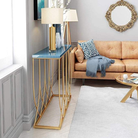 Table console en verre moderne et ensemble de canapés élégants pour hôtel et usage extérieur, décoration contemporaine pour salon
