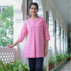 Kurti corto de algodón con estampado floral rosa para mujer, con cuello redondo y mangas tres cuartos, elaborado en tela suave y transpirable. - Product Image 1