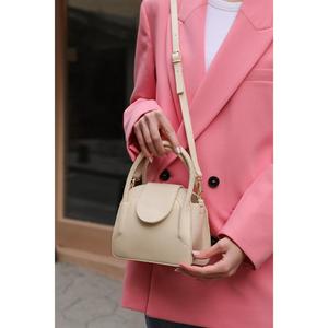Bolso Bandolera Mini City Voler Maja para Mujer - Elegante Bolso Pequeño Beige con Cierre Seguro - Product Image 1