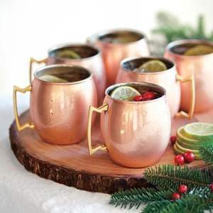 Mug en cuivre massif avec intérieur lisse et poignée en laiton incurvé conçu pour les boissons froides, les cocktails et les cadeaux - Product Image 2