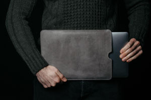 Housse pour ordinateur portable en cuir véritable durable de style moderne pour les professionnels, le bureau et les études GLS-0297 - Product Image 3