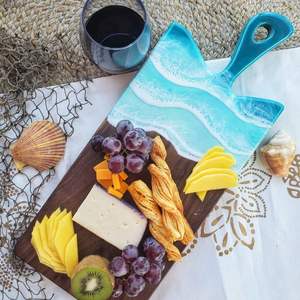 Tabla de cortar de resina y madera con artesanía rústica única hecha a mano, ideal para regalos, cocinas y decoración culinaria profesional - Product Image 1