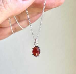 Collar ovalado de granate con engaste de bisel, pequeño, minimalista, para superposición, en plata de ley 925, piedra de nacimiento de enero, tributo de amor y afecto - Product Image 1