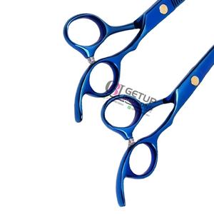 กรรไกรซอยผมคุณภาพสูง สีน้ำเงินพลาสม่า ดีไซน์ทันสมัย ด้ามเซรามิกสำหรับคนถนัดขวา ใบมีดสแตนเลส รับทำโลโก้ตามสั่ง สำหรับร้านเสริมสวย - Product Image 3