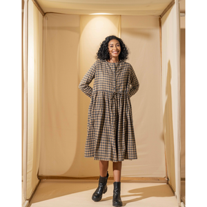 Vestido de Algodón JAYA Corte A con Cuadros Beige/Indigo y Cintura Natural - Product Image 3