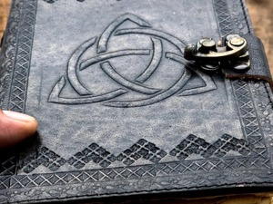 Diario de cuero hecho a mano para hombres y mujeres Triquetra Spell Circle Design Travel Sketchbook con encuadernación de costura - Product Image 5