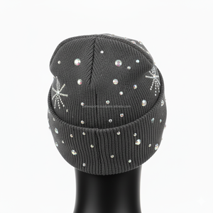 หมวกบีนนี่ของผู้หญิงหมวกบีนนี่ผ้าถักจีเอสเอ็ม380พรีเมี่ยมทรงพอดีตัวปรับแต่งโลโก้ได้ตามต้องการปักลายพลอยเทียมดีไซน์แบบผ้าแจ็คการ์ดหมวกบีนนี่ - Product Image 4