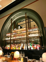 Rak Display Wine LED Ramah Lingkungan Berbahan Metal Modern, Furnitur Rak Bar Kustom untuk Dekorasi Interior Pub dan Klub