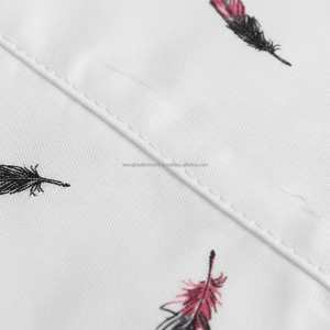 Ensemble de shorts imprimés pour hommes sur mesure OEM - Chemise à manches courtes à motif plume blanche et short rouge, tenue d'été 2 pièces - Product Image 6