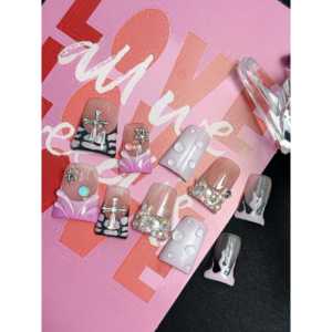 Uñas Postizas con Diseño Elegante y Llamativo con Acento de Diamantes Deslumbrantes - Product Image 4