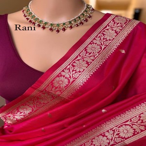 Sari de Seda Banarasi Pura VASTRA COTTAGE con Diseño de Zari Tejido a Mano en Toda la Superficie, Pallu Rico y Blusa de Seda de Contraste Suave - Product Image 2