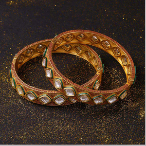 Brazaletes de latón texturizado con patrones florales y de hojas en relieve. Un conjunto detallado y bonito para cualquier ocasión, a precios de mayorista. - Product Image 4