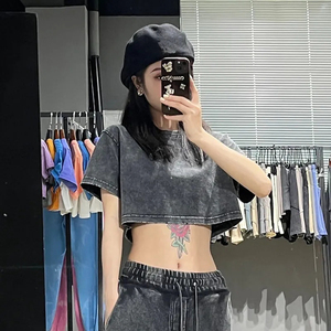 เสื้อยืดผู้หญิงย้อนยุคแบบวินเทจเสื้อครอปสีดำคอกลมเสื้อครอปฟอกสีสำหรับฤดูร้อนโลโก้ตามสั่ง - Product Image 2