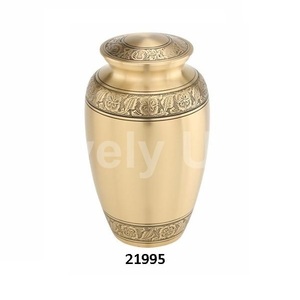 Urnas de cremación de latón bronce flor dorada grabada de excelente calidad para cenizas humanas bolsa de terciopelo gratis - Product Image 1