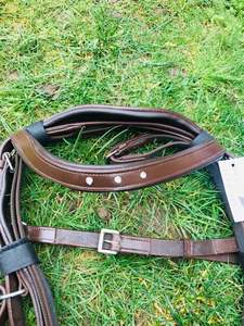 Bride à langer anatomique brevetée pour cheval en épi complet rembourré Cutback Poll Relief en cuir marron noir Design anatomique - Product Image 6