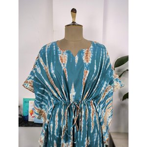 Robe kaftan de style bohème indien à imprimé artisanal avec motif batik bleu métallisé, respirante et légère, idéale comme cache-maillot de bain - Product Image 1