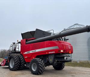 รถเกี่ยวข้าว MASSEY FERGUSON มือสองสำหรับขาย เหมาะสำหรับเก็บเกี่ยวข้าว ข้าวโพด ข้าวสาลี มันฝรั่ง ถั่วลิสง พร้อมอุปกรณ์ปอกกระเทียมและชิ้นส่วนเครื่องยนต์ - Product Image 2