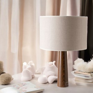 โคมไฟตั้งโต๊ะไม้คุณภาพสูงมีพื้นผิวสีน้ำตาลและผ้าที่มีความยืดหยุ่นสำหรับห้องนั่งเล่นงานเลี้ยงวันเกิดการตกแต่งโต๊ะ - Product Image 4