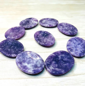Vente en gros de lépidolite naturelle pierre d'inquiétude pierre précieuse sculptée pierre de pouce pour le soulagement de l'anxiété énergie calmante stress guérison amour - Product Image 6