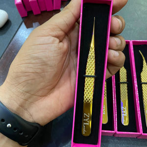 Pinces à cils en acier inoxydable de haute qualité pour extensions de cils en volume et en méga volume avec un design antistatique et durable - Product Image 3