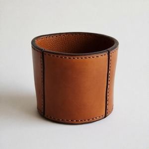 Pot en cuir moderne couleur terre offrant une élégance compacte et un charme botanique calme pour l'espace de travail ou les coins du salon - Product Image 4