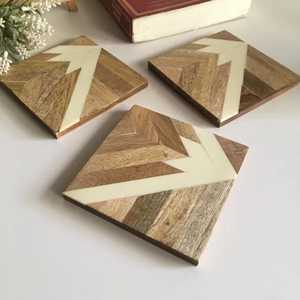 Posavasos Cuadrado de Madera de Diseño Único para Taza de Té, para Uso en el Hogar, Hotel o Restaurante, Precio al por Mayor, Hecho a Mano en India, Estilo Clásico - Product Image 1