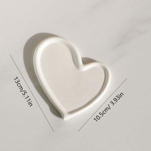 Plateau de service en céramique blanche parfait pour les occasions spéciales et les réunions de famille festives - Product Image 1