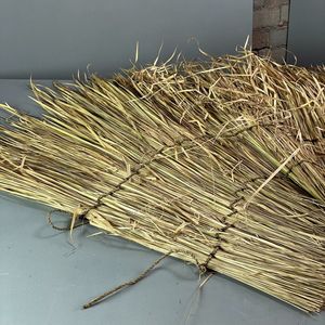 Rollos de teja de paja sostenible para techo, suministro a granel, rollo de panel de techo de hoja de palma de hierba de materiales naturales - Product Image 5