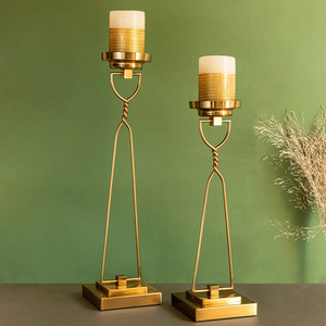 Bougeoir en laiton et métal plaqué or Bougeoir pilier de décoration intérieure unique pour Noël - Product Image 1