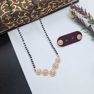 Ensemble de Mangalsutra de qualité supérieure anti-ternissement pour femme Mala de perles noires élégantes de 18 pouces avec pendentif élégant et boucles d'oreilles assorties - Product Image 2