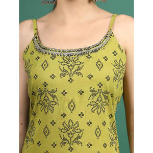 ชุดคุร์ตาผ้าชีฟองสีเขียวปักลายแบนดานีสำหรับผู้หญิง พร้อมกางเกงปาลาซโซ่และผ้าคลุมไหล่ประดับเลื่อม - Product Image 4