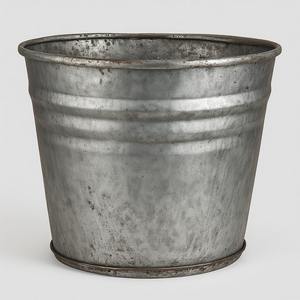 Jardinière galvanisée antique avec surface traditionnelle parfaite pour la décoration de jardin saisonnière festive et les maisons élégantes - Product Image 2