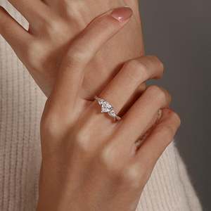 Bague Jeulia personnalisée classique à motif ondulé avec trois pierres en forme de cœur - Cadeau idéal - Product Image 5