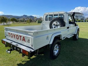 Toyota Land Cruiser Pickup 2022, SUV Usada, Volante a la Derecha, Techo Panorámico, Caja de Cambios Automática, Gasolina, Capacidad de Combustible 8L, Tapicería de Tela - Product Image 3