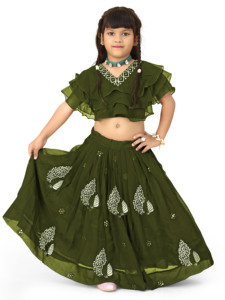 Shoryam - Conjunto de Moda para Niñas: Choli de Georgette con Capas y Lehenga Bordada hasta el Suelo, Verde Mehandi, para Fiestas Étnicas y Festivales - Product Image 2