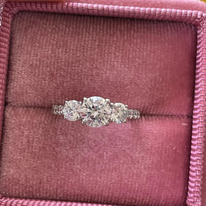 Bague de fiançailles à trois pierres en diamant de laboratoire de 2,00 CTW, diamants certifiés IGI, élégante, sertie en or massif 14 carats - Product Image 2
