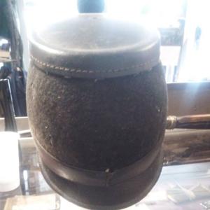 Casco de infantería suizo de la era de la Primera Guerra Mundial, probablemente del 4º Batallón de Infantería. Oficialmente conocido como el "Infanterie-Tschako 1898 Shako - Product Image 3