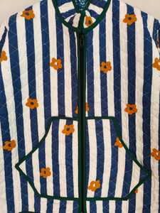 เสื้อแจ็คเก็ตผ้าควิลท์ลายทางสีน้ำเงินขาวสำหรับผู้หญิง ทำด้วยมือจากผ้าฝ้าย แจ็คเก็ตคันธาพิมพ์ลายดอกไม้ สไตล์โบฮีเมียน เสื้อโค้ทฤดูหนาวแบบมีซิป - Product Image 2