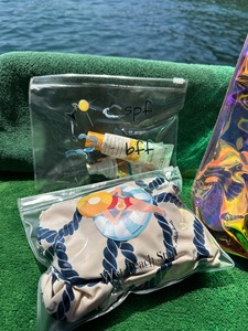 Pochette cosmétique transparente en PVC holographique avec fermeture éclair | Pochette de maquillage transparente pour les voyages | Étui Imperméable Personnalisé Imprimé - Product Image 6