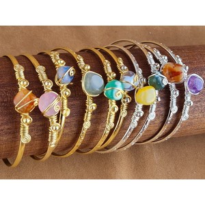 Bracelet tendance avec accents de pierres colorées et design en fil plaqué or et argent, idéal pour la revente - Product Image 1