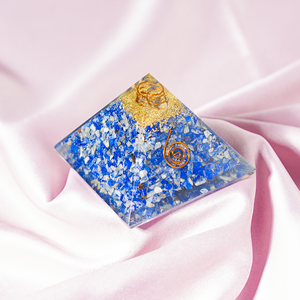 Pyramides d'orgone naturel en lapis-lazuli avec pointes de cristal pour la guérison, la méditation et la décoration - Product Image 3