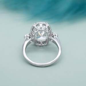Magnifique bague de fiançailles halo en diamant certifié IGI avec un design de taille coussin allongée - Product Image 4
