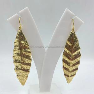 Pendientes enhebradores chapados en oro de diseño elegante, accesorio de boda glamoroso minimalista hecho DE ORO esterlina con perlas para fiestas - Product Image 1