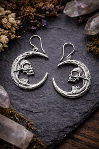 Pendientes de Calavera con Forma de Luna Creciente, Pendientes Colgantes de Luna Gótica, Joyería Punk de Esqueleto, Pendientes de Calavera Celestial, Regalo Alternativo - Product Image 4