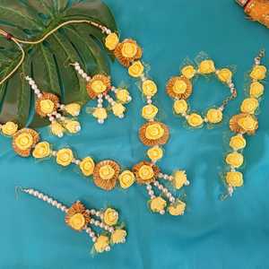 Fabricantes de joyería India nupcial Faux Pearl Floral collar pendiente Mang Tikka conjunto de joyería, amarillo - Product Image 2