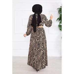 Robe modeste en crêpe ceinturée à motif zèbre Hijab en crêpe noir avec un motif unique à imprimé zèbre - Product Image 5