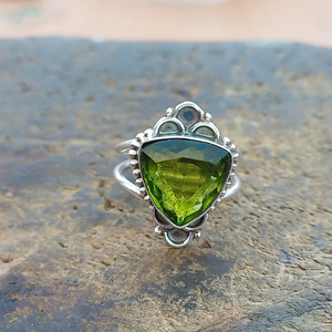 Anillo de peridoto verde natural hermoso de Plata de Ley 925, diseño minimalista moderno único, joyería cristiana, fabricante a granel - Product Image 1