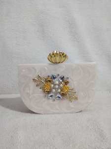 Bolso de mano con nombre personalizado con trabajo de piedra pesada, bolso de mano de resina, Perla de imitación chapada en oro, bolso de mano sólido de mariposa Vintage - Product Image 3