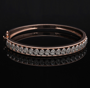 กำไลข้อมือสีโรสโกลด์14K มีเสน่ห์เหนือกาลเวลาพร้อมกลุ่มเพชรธรรมชาติรูปวงรีและการเน้นมิลเกรน - Product Image 1