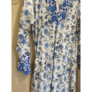 Vestido de Verano Azul con Estampado Floral para Oficina, Diseño Personalizado, Viscosa Transpirable, Elegante e Informal, Largo hasta la Rodilla, Sublimado - Product Image 3